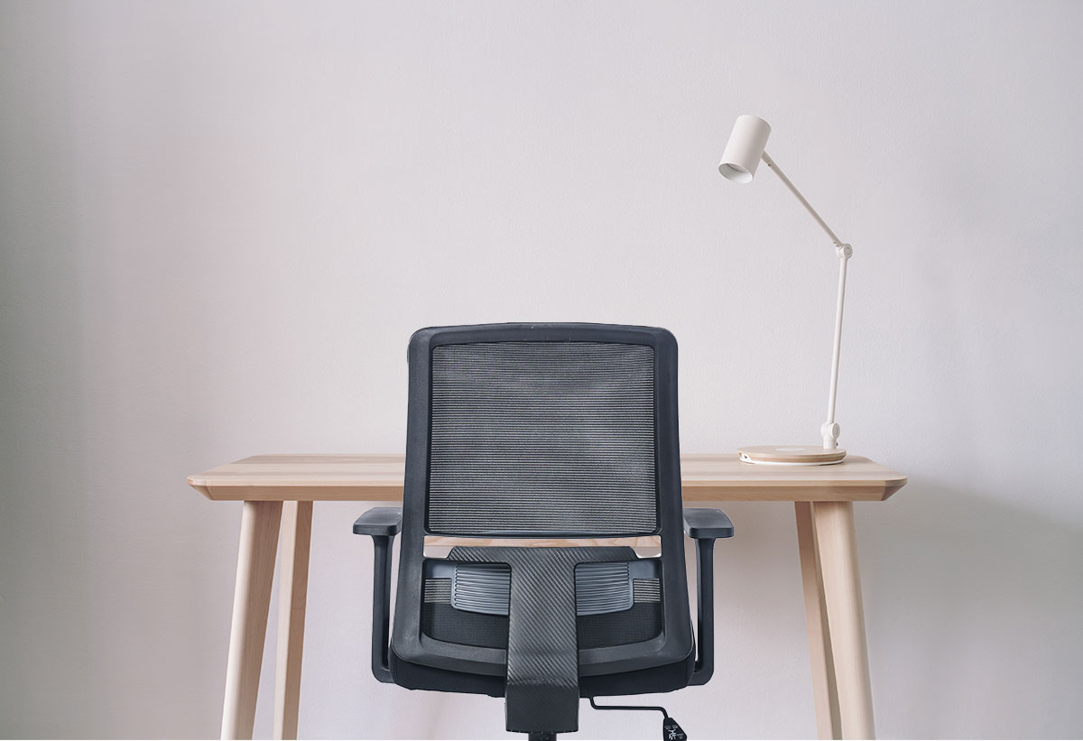 Απεικονίζεται η καρέκλα τοποθετημένη μπροστά από ένα γραφείο.